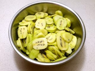 猕猴桃果干,搅拌均匀，腌制50分钟，除去猕猴桃的酸涩味道
