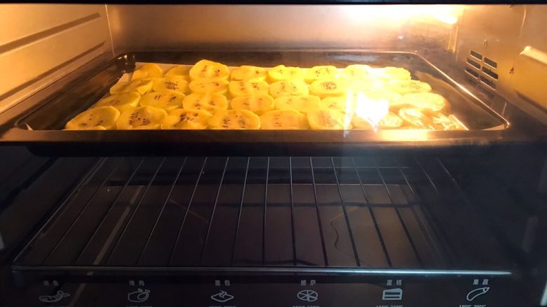 猕猴桃果干,再把烤盘放入烤箱，120W烤30分钟即可 