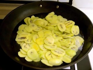 猕猴桃果干,锅内加入冷水烧开后加入猕猴桃片，煮2分钟