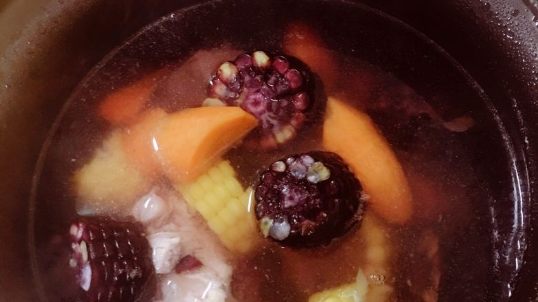 双色玉米排骨胡萝卜养生汤,在砂锅里设定煲汤，
它自己默认大概煲汤2小时左右。
如果自己煮，就大火开锅后，调成文火，
煲1个小时到2个小时。