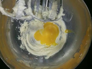 蜘蛛饼干,分三次加入黄油里慢速搅拌均匀，无蛋液，在加入下一次的蛋液。