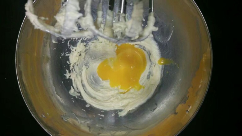 蜘蛛饼干,分三次加入黄油里慢速搅拌均匀，无蛋液，在加入下一次的蛋液。