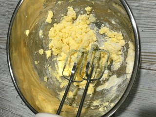 蜘蛛饼干,黄油打撒，加入，糖粉慢速搅拌均匀，快速搅拌至颜色变浅。