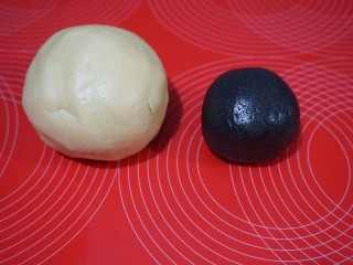 蜘蛛饼干,分出三分之一的面团，加入竹炭粉调成黑色。