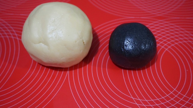 蜘蛛饼干,分出三分之一的面团，加入竹炭粉调成黑色。