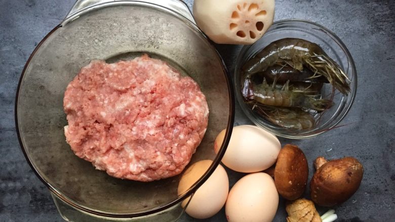 早餐-藕盒抱蛋,准备材料如图。