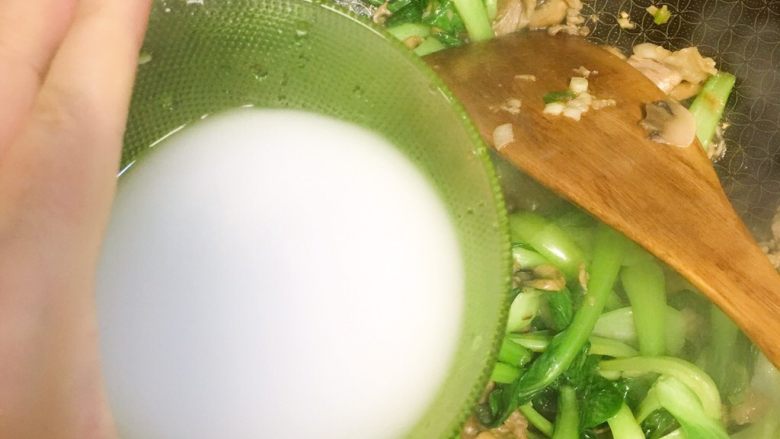 洋菇溜油菜,油菜变色后，加适量热水，再下水淀粉。