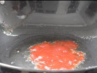 鸡肉版糖醋里脊,锅中留少许底油放入番茄酱炒散
