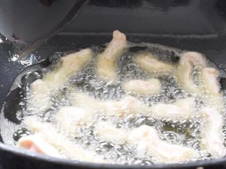 鸡肉版糖醋里脊,锅中的油烧至六成热放入鸡肉条，小火炸至淡黄色