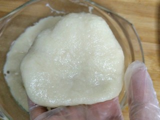 面包机版椰香年糕,晾到不烫手的程度抓一小团搓圆压扁