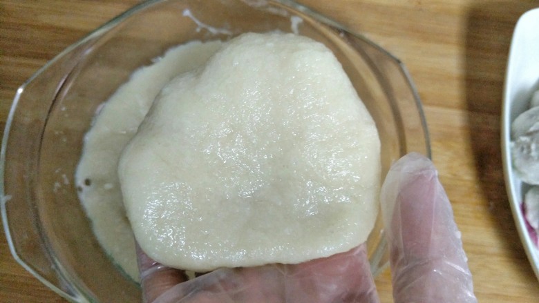 面包机版椰香年糕,晾到不烫手的程度抓一小团搓圆压扁