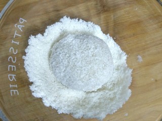 面包机版椰香年糕,放到椰丝滚一下，要使糯米糍表面都粘上椰丝