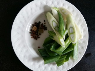 辣子鸡,大葱切段，也可以用小葱。准备好花椒麻椒。
