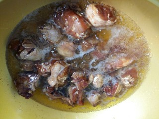 辣子鸡,锅里多放些油，炸鸡块。把火开大，大火炸不会吸太多油，而且更容易炸干鸡块中的水份。