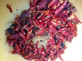 辣子鸡,锅底留少许油，倒入花椒麻椒和辣椒，小火翻炒出香味。