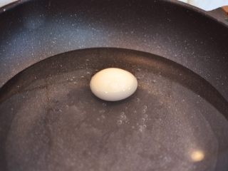韩式荞麦冷面,接下来煮鸡蛋。鸡蛋冷水下锅。
