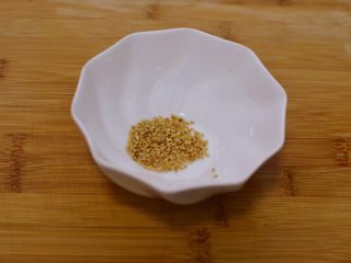 韩式荞麦冷面,不断晃动锅，防止芝麻糊掉。待芝麻变金黄色就可以盛出来备用。