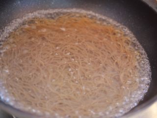 韩式荞麦冷面,用锅里的水煮面，50秒就够了。