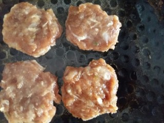 #绿色美食#香煎双肉饼,电饼铛刷一点点油，取一小块肉泥放在上面，用铲子压平。