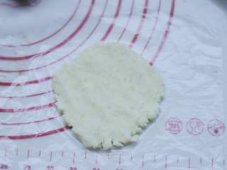 白薯豆沙茶巾绞,取一个白薯泥球，放在保鲜膜上，隔着袋子压成片状。
