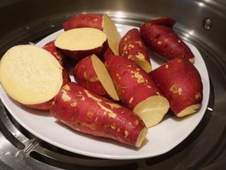 薯泥烩丸,上锅蒸熟