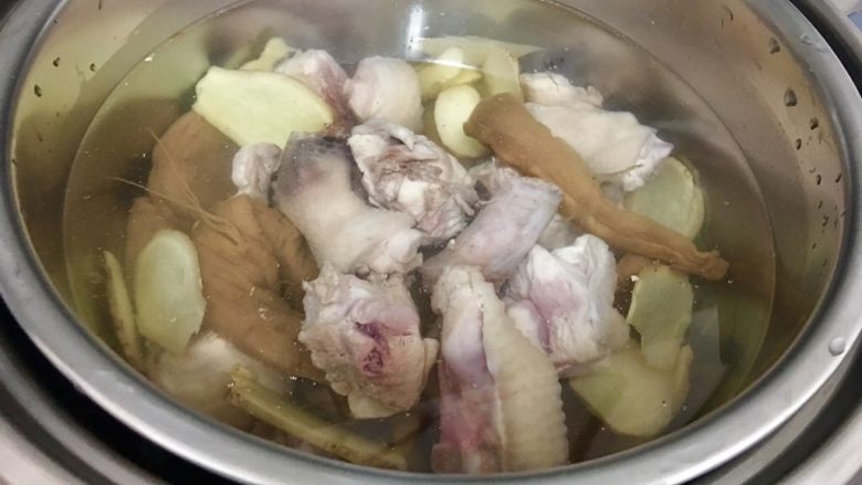 老菜脯燉雞湯,將步驟11整鍋食材放入步驟12的電鍋內