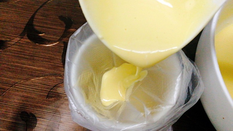 鸡蛋金丝卷,装入裱花袋。 搅拌好的面糊，可以成柱状流动，装入裱花袋

