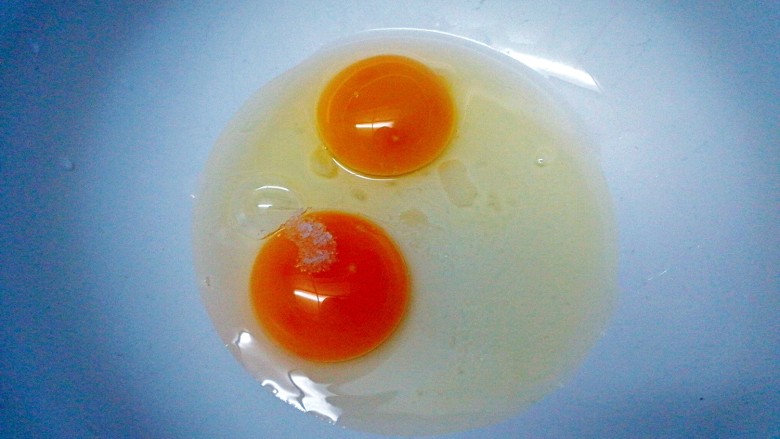 鸡蛋金丝卷,鸡蛋打入碗中，加入盐。
