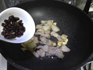 豆豉回锅肉,加入豆豉翻炒均匀