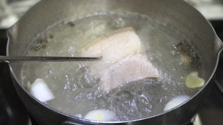 豆豉回锅肉,大约在15～20分钟左右（根据肉块大小），用筷子可以轻松插入就可以捞出来沥水备用