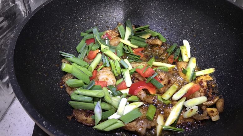 豆豉回锅肉,加入处理好的配菜