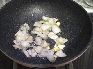 豆豉回锅肉,放入切好的肉片翻炒至肉片出油微微卷起，这样把油逼出来的肉片肥的部分吃的时候一点也不腻