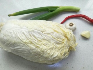 醋溜白菜,准备食材:白菜一小棵，葱一根，姜一小块，胡萝卜和蒜