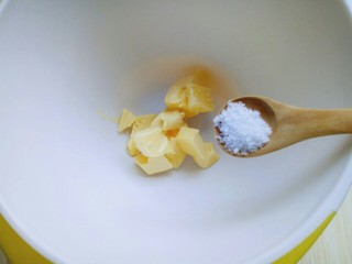 #万圣节#女巫手指饼干,室温软化过的黄油中加入盐。