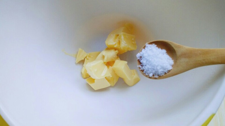 #万圣节#女巫手指饼干,室温软化过的黄油中加入盐。