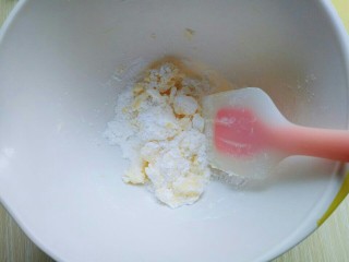 #万圣节#女巫手指饼干,用硅胶铲翻拌均匀。(这样避免启动打蛋器时糖粉飘扬。)