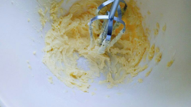 #万圣节#女巫手指饼干,启动电动打蛋器将黄油打发。