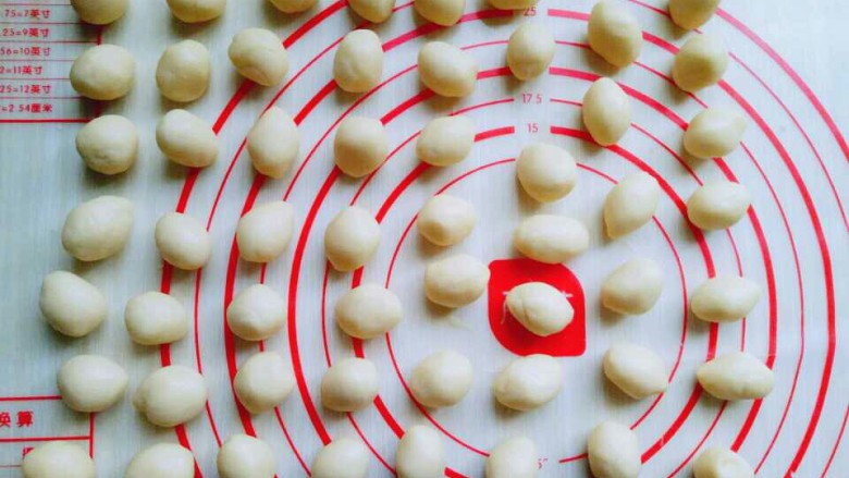 #万圣节#女巫手指饼干,静止后的面团分成约6 g的小圆球。