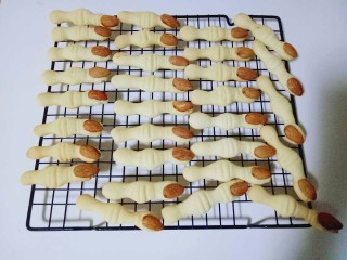 #万圣节#女巫手指饼干,烤好的手指饼干，放在烤网上晾凉。