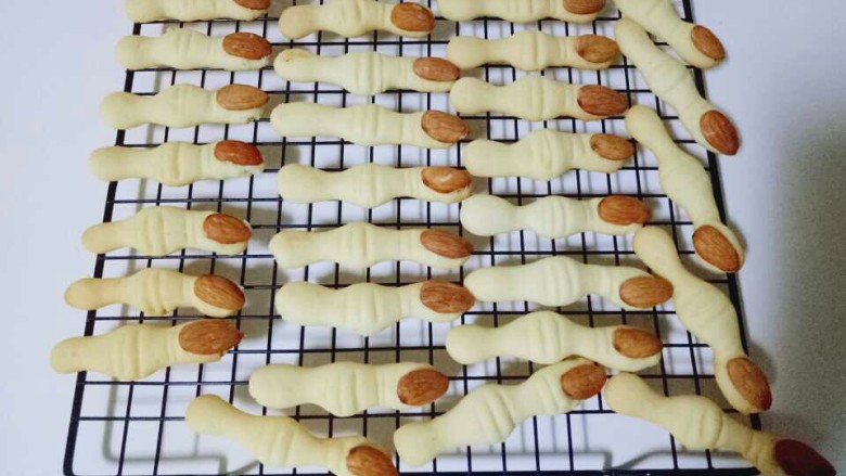 #万圣节#女巫手指饼干,烤好的手指饼干，放在烤网上晾凉。