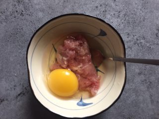 海贼王路飞同款鸡腿,部分鸡肉馅料加入鸡蛋和调料拌匀腌制备用
