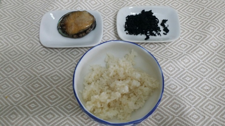 辅食：鲍鱼海带粥,先准备好食材。