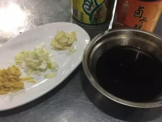 秘制小排,葱姜蒜打水用广东米酒调汁！