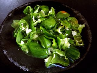 牛肉青椒馅儿水饺,锅内烧开水，放入青椒块烫半分钟。