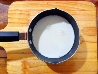 冬喝暖饮夏吃冰～健康饮食之黑芝麻奶蜜饮
,将牛奶倒入奶锅！