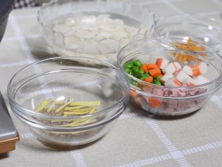 豪华版蟹黄豆腐,将所有的食材准备好，胡萝卜，火腿肠切丁。豌豆可以用煮豆腐的水焯一下。