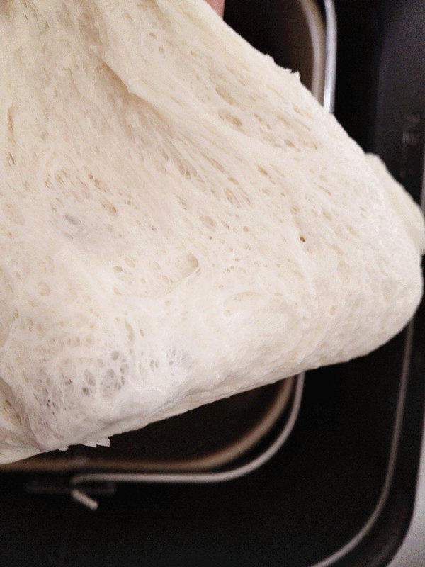 海陆至尊披萨,发酵好的面团为原来的2倍大，且面团内部充满气孔，