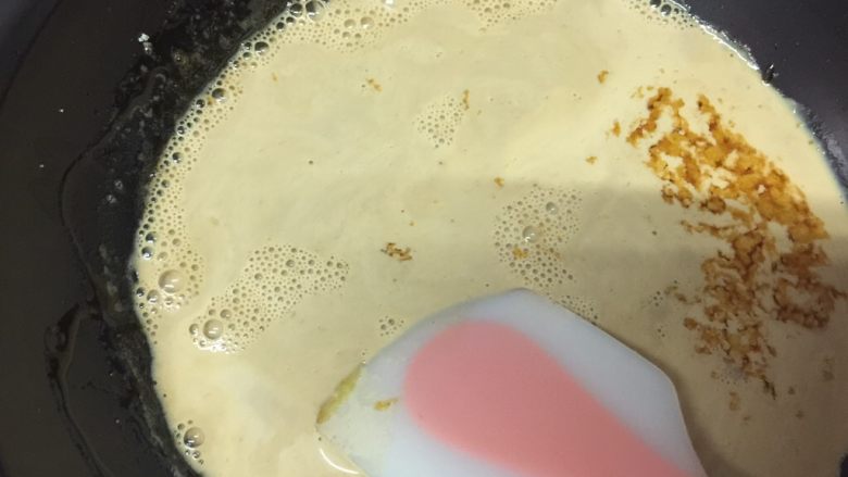 焦糖珍珠奶茶（健康自制）,速速倒入奶茶，搅拌，煮1分钟即可
喝的时候放入珍珠即可
珍珠一次吃不完可以沥干水放冷冻里存放