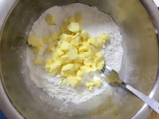 红薯饼干棒,黄油在室温软化，放入低粉中
