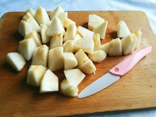 砂锅版糖水梨罐头,7、	将梨切成自已想要的小块。